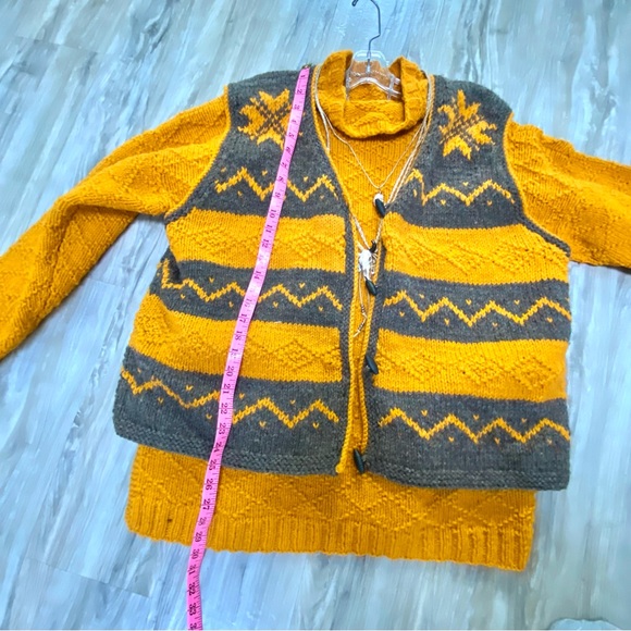 Stunning handcrafted wool sleeveless sweater/vest-cottage western/cowitchan vibe - Picture 10 of 10